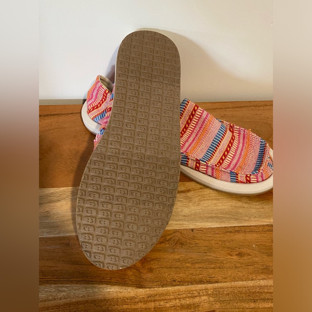 Brand new Sanuk colorful slip on size 7
